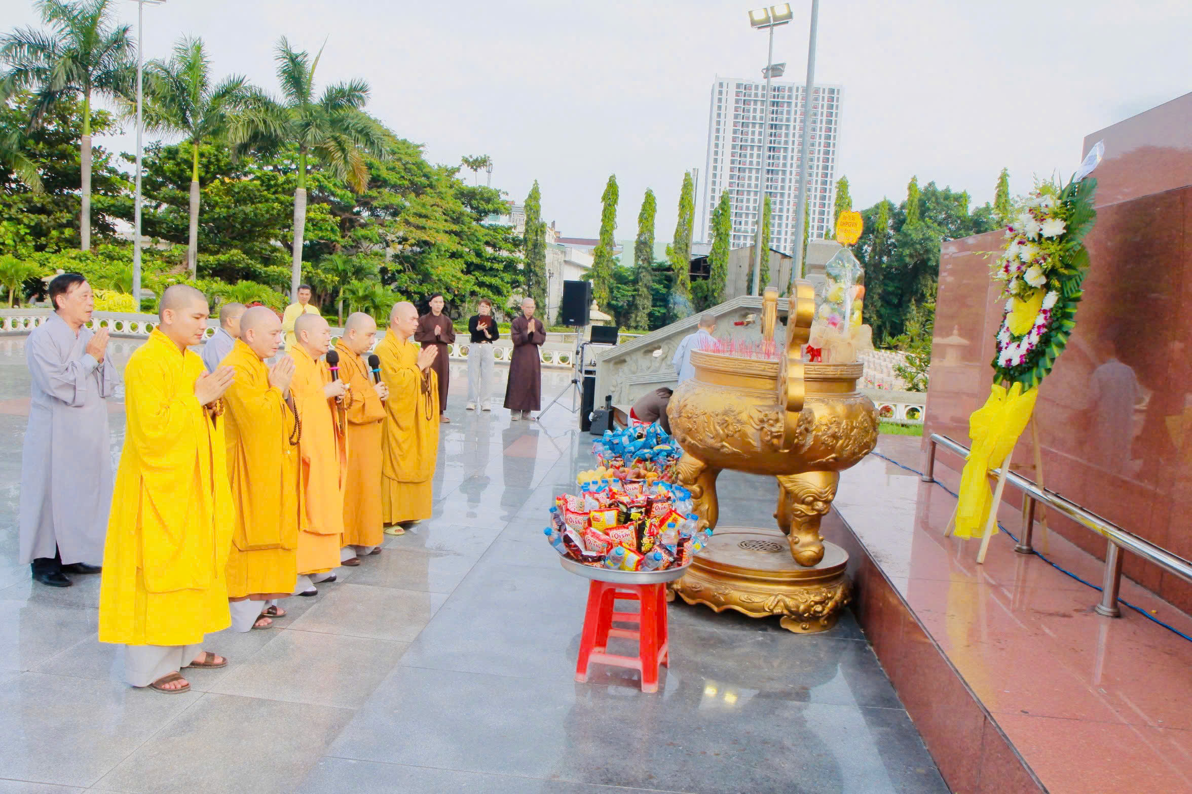 Ban Trị sự Phật giáo tỉnh Bình Định viếng nghĩa trang liệt sĩ Quy Nhơn dịp Phật đản Phật lịch 2569